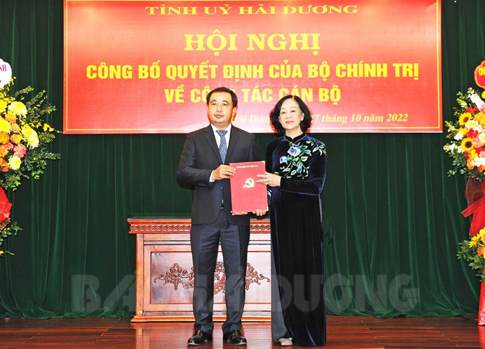 Đồng chí Trương Thị Mai, Ủy viên Bộ Chính trị, Bí thư Trung ương Đảng, Trưởng Ban Tổ chức Trung ương trao quyết định của Bộ Chính trị cho đồng chí Trần Đức Thắng